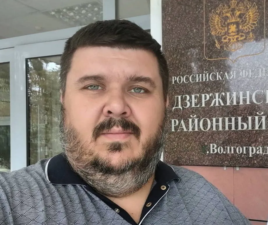 В Центральном районном суде Волгограда начато первое открытое заседание по делу блогера, обвиняемого в вымогательстве крупных сумм.
