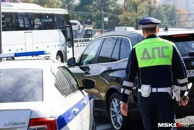 Годовалый малыш проглотил батарейку — его оперативно отвезли в больницу на патрульном автомобиле. Это второй за неделю случай, когда правоохранители выручали ребёнка в регионе.
