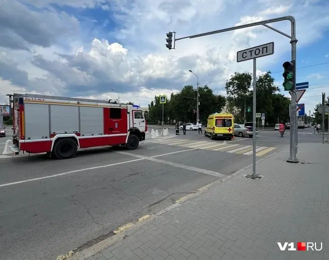 В ГУ МВД по Волгоградской области назвали предварительную причину ДТП на пересечении 13-й Гвардейской и проспекта Ленина — один из участников, по версии полиции, решил проскочить на запрещающий сигнал.