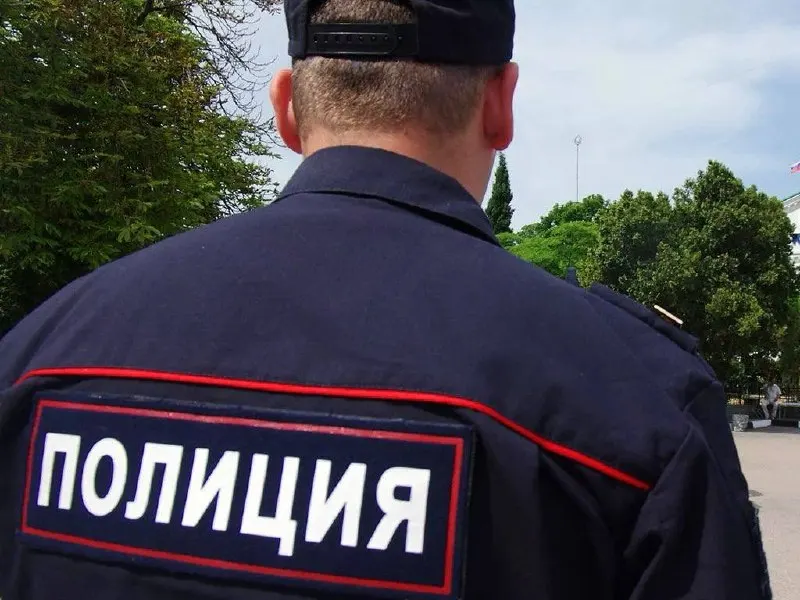Трое мужчин в масках ворвались в квартиру, избили 45-летнего клиента, под угрозой ножа заставили назвать пароль от банковского приложения и перевели 820 тыс. руб.; задержаны трое подозреваемых.