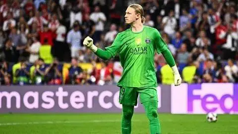 По версии Transfermarkt стоимость Сафонова выросла до 30 млн евро после триумфа ПСЖ в сезоне 2025/2026; агент оценивает реальную цену до 55 млн. Воспитанник «Краснодара» дважды выигрывал Лигу чемпионов.