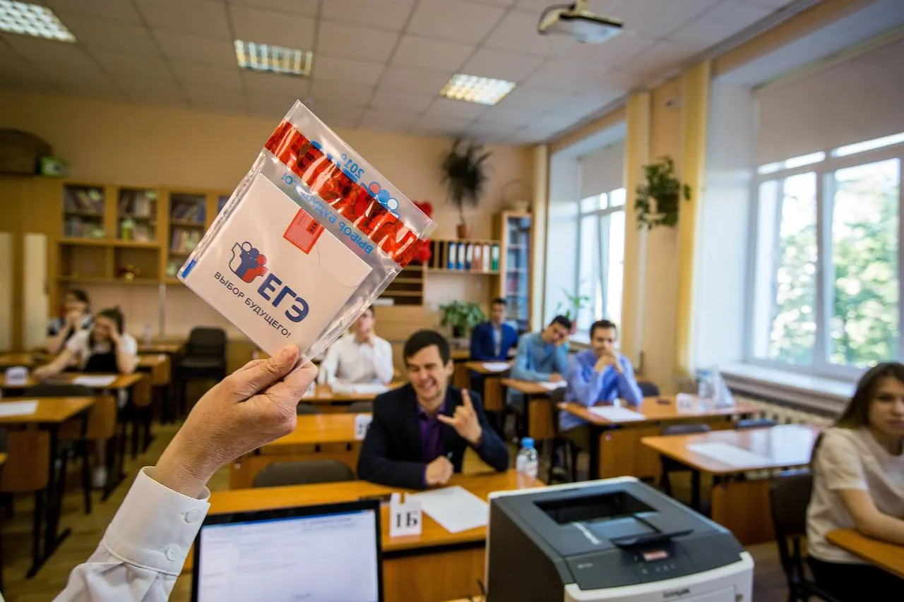По итогам ЕГЭ‑2026 в регионе зафиксированы 416 стобалльных результатов — лучший показатель за 12 лет. Два выпускника набрали по три максимума, ещё 18 — по 200 баллов. В крае действует выплата 100 тысяч рублей для поступивших с высокими результатами и для их педагогов.
