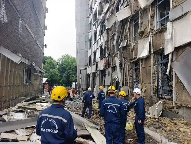 Спасатели продолжают разбирать завалы, мэр пообещал поквартирный обход и помощь пострадавшим. Около 80 человек эвакуировали в подземную парковку, число пострадавших не изменилось.