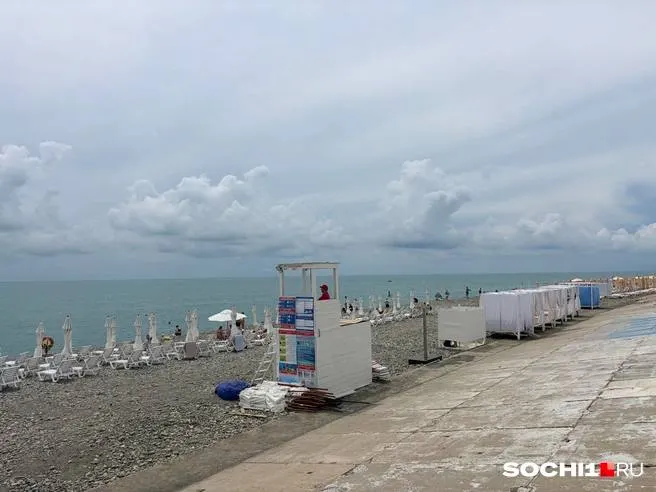 На пляже в Сочи местный житель накрыл спящего туриста пледом, после чего похитил у него наличные; подозреваемого задержали, деньги вернули владельцу.