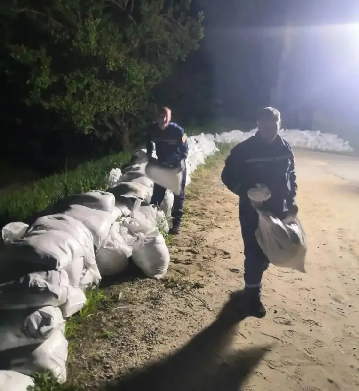 Более двух недель после ливней и подъёма уровня воды в Кубани в Крымском районе сохраняются подтопления: под водой свыше 5 тыс. гектаров полей. Эвакуируют жителей хутора Урма и села Красногвардейского.