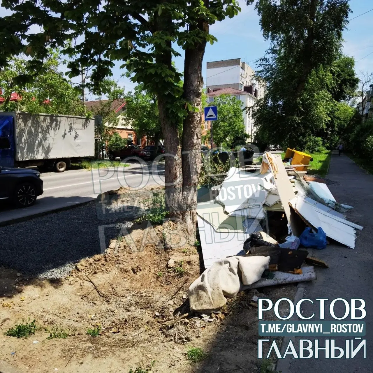 Жители жалуются на горы мусора на площадке у дома и на то, что техника выкапывает яму у дерева, угрожающую его падением. Просят организовать уборку и установить видеонаблюдение.