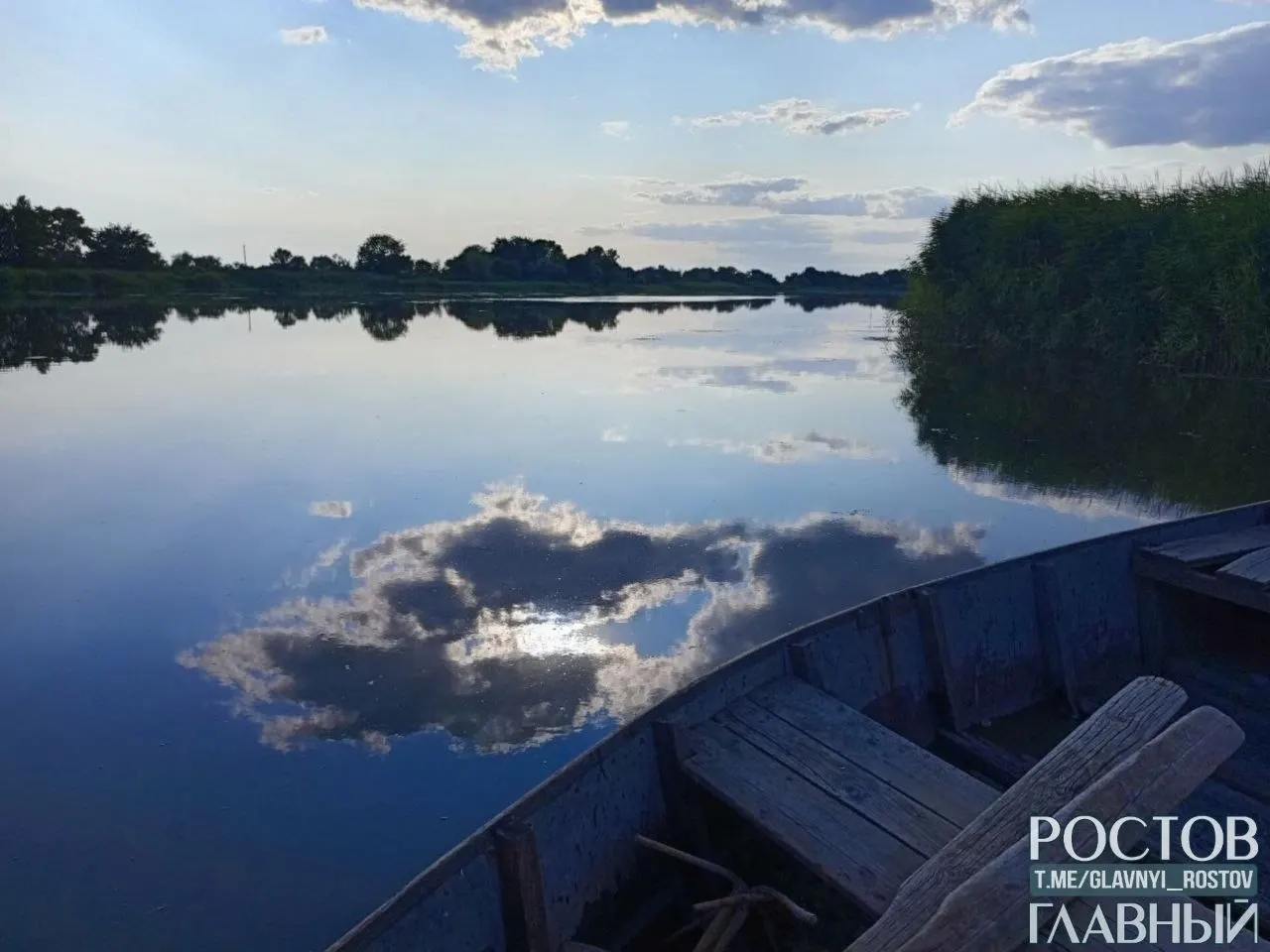 Днем температура поднимется до +26 °C, минимальная — примерно +16 °C. Рекомендуется легкая одежда днем и что‑то потеплее на вечер.