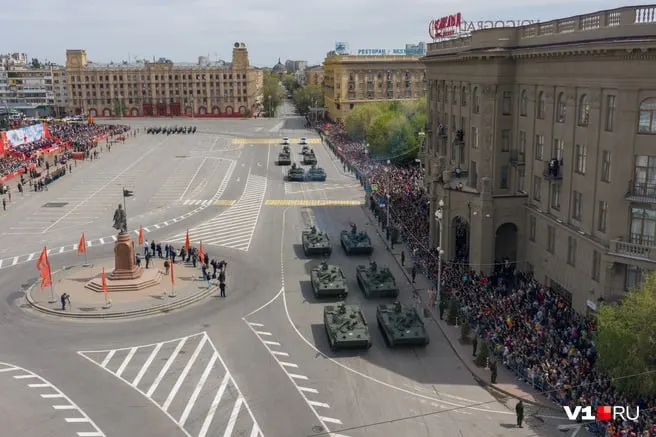 Памятник планируют перенести с площади Павших Борцов в Александровский сад — на пешеходную зону у Нового экспериментального театра, с видом на театр и подходом к пешеходному переходу через улицу Володарского.