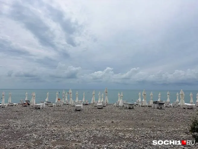 Жители Адлера и территории «Сириус» сообщили о громких взрывах во время около 20‑минутной атаки на Сочи; очевидцы благодарят работу ПВО. Сведения уточняются.