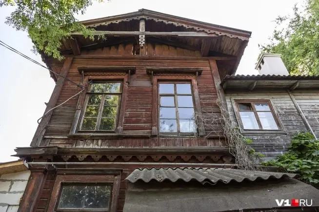 Председатель волгоградского отделения ВООПИК предупреждает, что три старинных деревянных дома, пережившие Гражданскую войну и Сталинградскую битву, могут быть снесены или разрушиться из‑за пренебрежительного отношения со стороны властей.