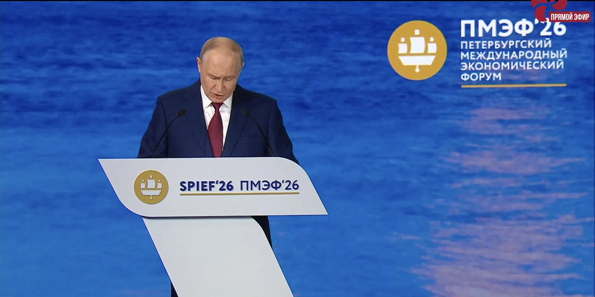 На ПМЭФ президент предложил закрепить в законе институт стажировок для выпускников колледжей и вузов — идея предполагает направлять молодых специалистов в регионы с дефицитом кадров; стажировка рассчитана на полгода с назначением наставника.