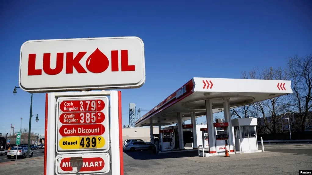 В новом пакете санкций ожидаются ужесточения против нефтяного сектора — в том числе меры в отношении крупных компаний, расширение списка судов «теневого флота» и сохранение потолка цен на нефть. Полного запрета морских услуг, вероятно, не будет.