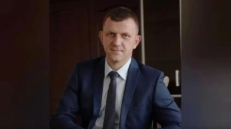 Жителей просят сообщать о найденных фрагментах беспилотников по номеру 112, не подходить к ним, не фотографировать и не реагировать на уточняющие вопросы в комментариях.