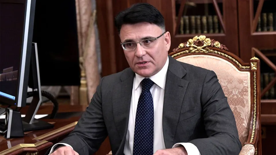 По словам гендиректора холдинга, квоты помогут отсекать «посредственные» зарубежные картины и освободить экранное время для российских лент. Ранее аналогичные инициативы выдвигались режиссёром Никитой Михалковым; правительство поручило Минкультуры ускорить решение по квотам.