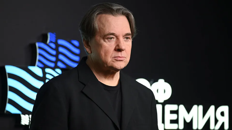 Известный медиаменеджер поддержал идею квот и «входного» сбора на зарубежные картины для поддержки национального кинематографа. Режиссёр предложил также переводить часть сборов западных фильмов в фонд отечественного кино; власти поручили Минкульту ускорить решение. Тем временем в прокате активно растут схемы показа пиратских релизов, а большинство господдержанных картин остаются убыточными.