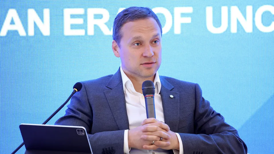 Топ‑менеджер Сбербанка предупредил, что увеличение налоговой нагрузки и усиление контроля за платежами привели к оттоку средств из банков и росту «кэша» в обращении; восстановление ситуации в ближайшее время маловероятно.