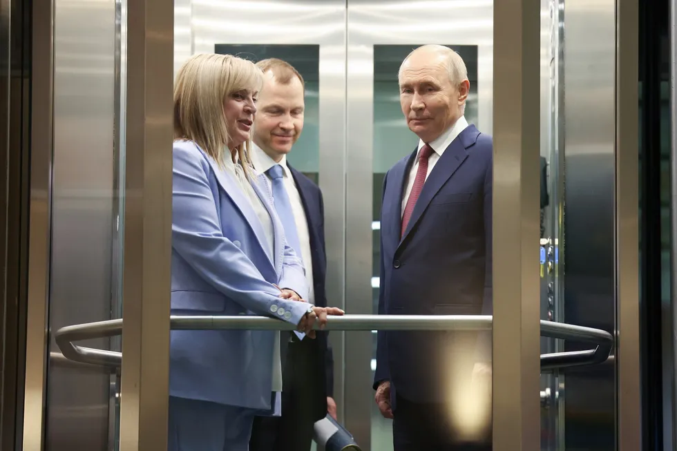 Руководители силовых структур настаивают на переносе или отмене сентябрьских выборов в Госдуму из‑за экономических трудностей, падения рейтингов и угроз безопасности. В администрации президента и в политблоке идут разногласия; официальные даты голосования остаются назначенными.