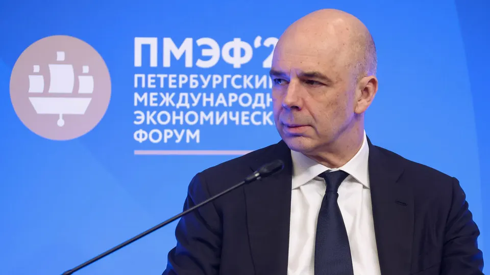 По предварительной оценке Счетной палаты, доходы федерального бюджета по итогам года могут составить 38,2 трлн руб., что на 2,1 трлн (5,2%) меньше, чем заложено в бюджете. Основные причины — недобор нефтегазовых доходов и сильный рубль.