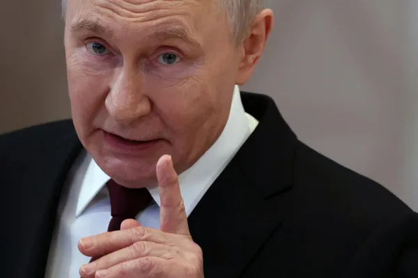 По словам президента, предложение об отказе ВСУ от ударов дронами в обмен на прекращение наступлений России отклонено. Главная задача остаётся — «освободить» аннексированные районы; реакция проармейских каналов показывает ослабление поддержки идеи продолжения войны.