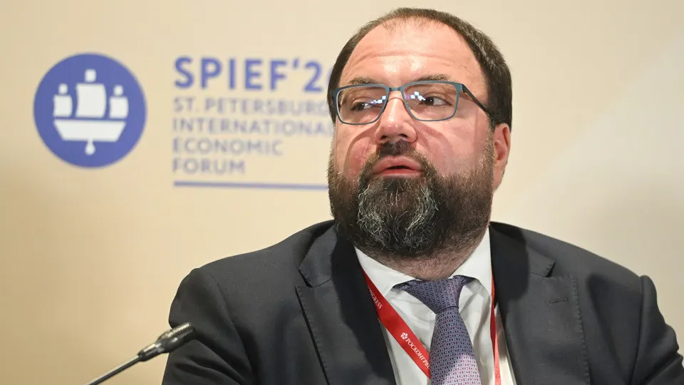 Минцифры планирует внедрить возрастную идентификацию пользователей на онлайн‑платформах; рассматриваются схемы через «Госуслуги», биометрию и опыт игровых сервисов. Эксперты предупреждают о рисках утечек персональных данных и о дополнительных расходах для владельцев сайтов.