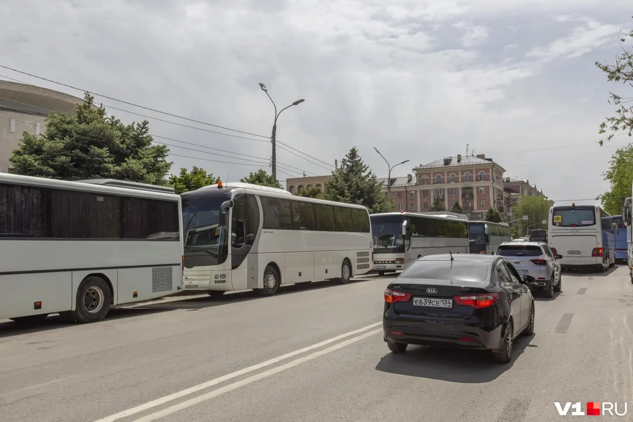 Из‑за введения платных стоянок в центре экскурсионные автобусы вынуждены парковаться вдоль проезжей части, туристов и школьные группы высаживают в опасных местах. Музей потребовал от чиновников устранить транспортный коллапс.