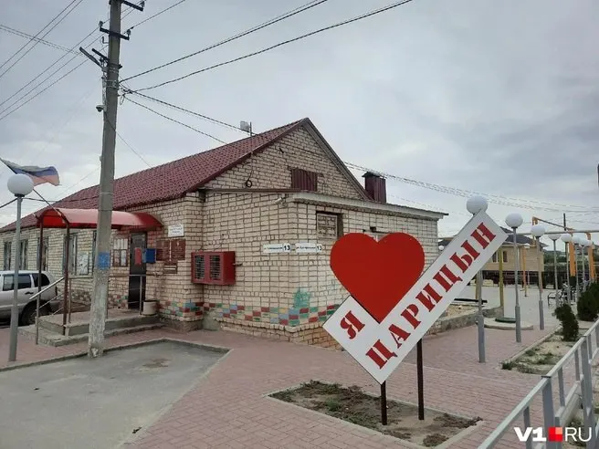 Жители Царицына в Городищенском районе остались без воды накануне аномальной жары. Власти сообщили о проверке воды из новой скважины, местные говорят о возможной коррупции.