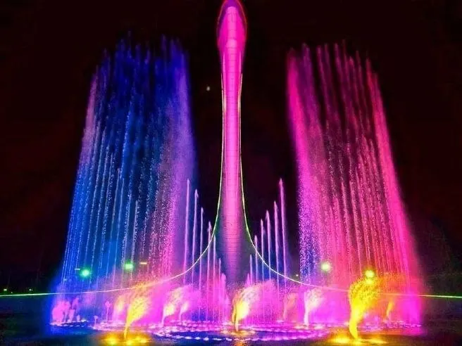 Шоу поющего фонтана в Сириусе теперь проходит каждую вечер до 22:00; репертуар обновлён.