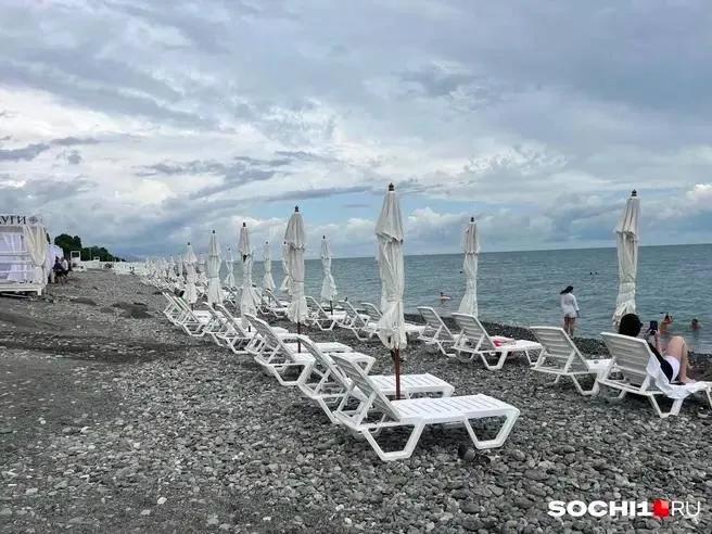 На курорте прогнозируют сильные ливни и резкий подъем уровня воды в реках — власти готовы ограничить доступ к побережью в ближайшие 12 часов.