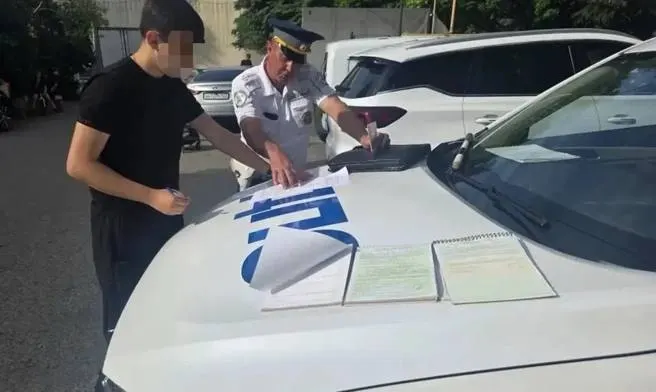 Инспекторы ДПС в Сочи обнаружили за рулем отцовской «Нивы» 15‑летнего подростка. По итогам проверки административную ответственность будут нести родители.