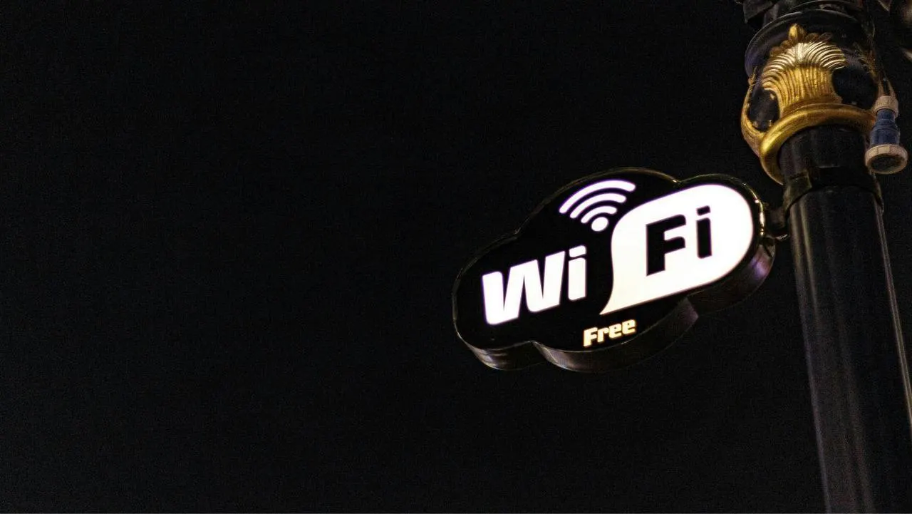 Мэр Сочи сообщил, что запуск единой городской сети Wi‑Fi приостановлен из‑за приоритетов безопасности: проект временно заморожен, хотя часть инфраструктуры уже создана.