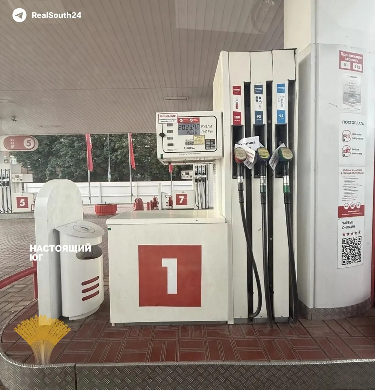 В ряде районов края наблюдаются очереди из десятков автомобилей — в Темрюкском районе фиксируют до 100 машин; оперштаб связывает наплыв с ситуацией вокруг Крымского моста.