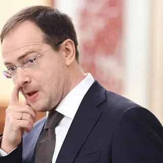 Помощник президента Владимир Мединский выступил за введение обязательных трудовых контрактов и распределения для бюджетников; критики предупреждают, что это ограничит свободу выбора молодых специалистов.