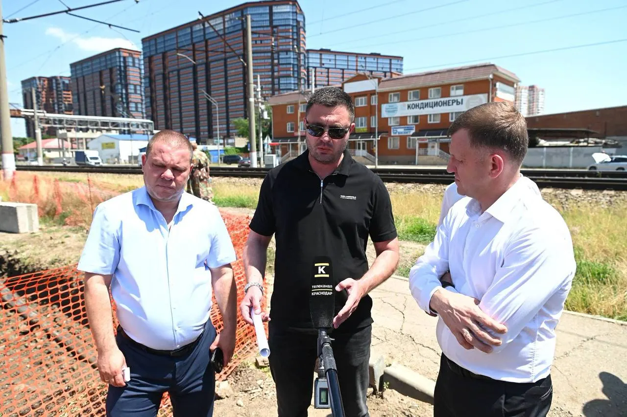 Глава города осмотрел стройплощадку новой развязки — работы выполнены примерно на 70%. Продолжается переустройство коммуникаций; до конца года планируют смонтировать пролёты и завершить ряд строительных этапов.