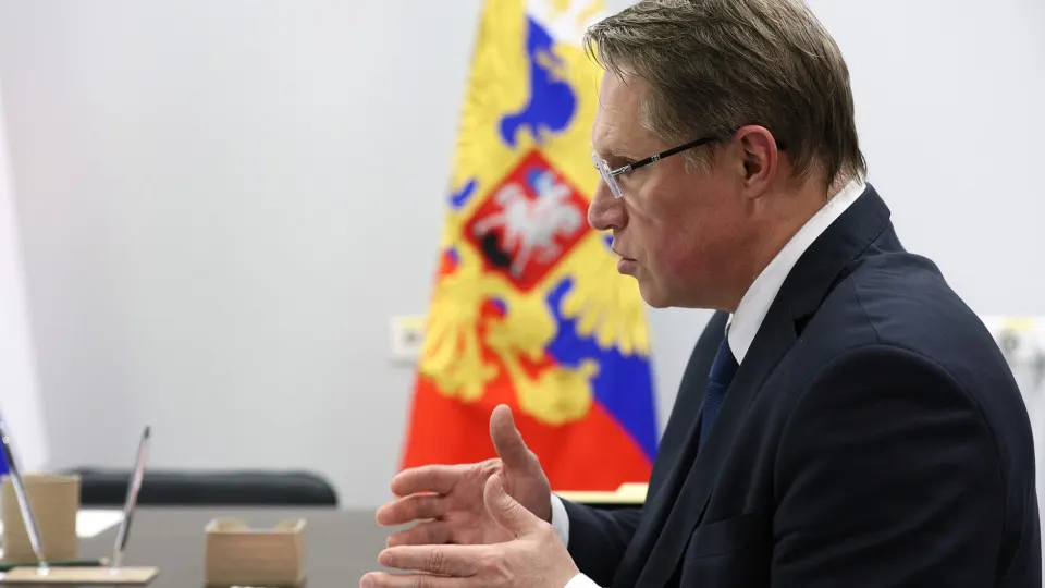 Министр здравоохранения сообщил, что большинство ординаторов — целевики, приём на медицинские программы значительно вырос. В конце 2025 года принят закон об обязательной отработке для выпускников медвузов — до трёх лет или компенсация стоимости обучения в повышенном размере.