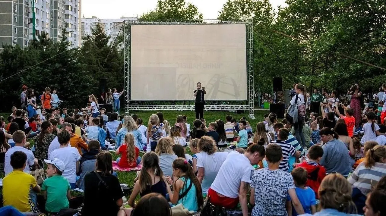 В Краснодаре начинаются бесплатные летние кинопоказы в рамках проекта «Кино нашего двора». Первый сеанс запланирован на 5 июня на Николаевском бульваре.