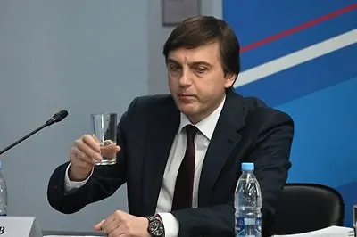 Министерство просвещения включило в программу внеклассного чтения современные и патриотические книги о подвигах защитников; в качестве примеров названы сборник Олега Роя «Тени Донбасса», книга Михаила Фёдорова «Герои СВО. Символы русского мужества» и произведение Олега Измайлова «Донбасс — сердце России».