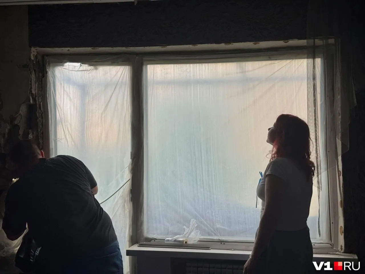 После попадания беспилотника в домах появились трещины и выбитые окна. Люди временно съезжают, но не знают, когда устранят повреждения и восстановят квартиры.