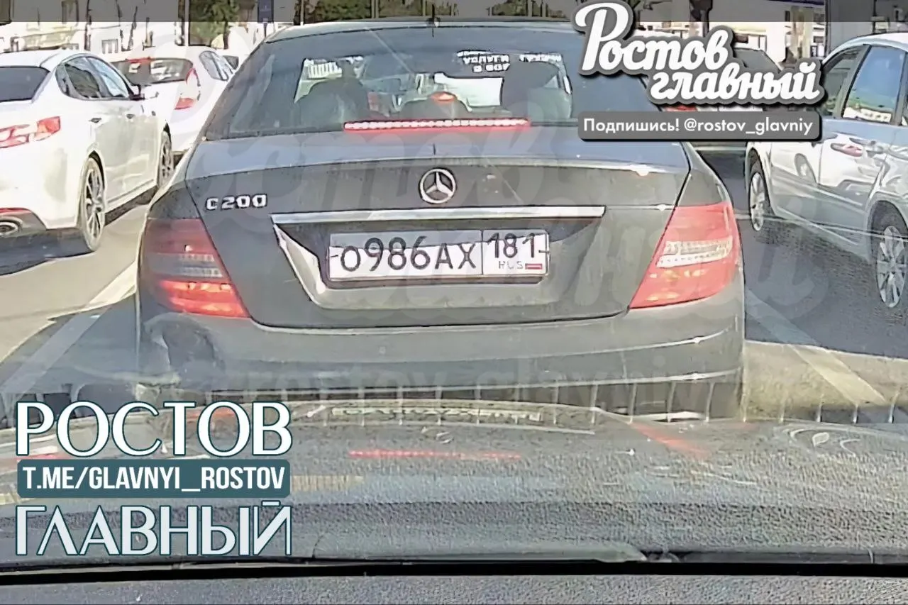 Очевидец рассказал, что на площади Гагарина женщина на Mercedes ударила задний бампер, объехала и уехала с места ДТП. Автор обращения также отметил учащающиеся случаи агрессивного вождения со стороны автомобилей с кодами 180 и 181.