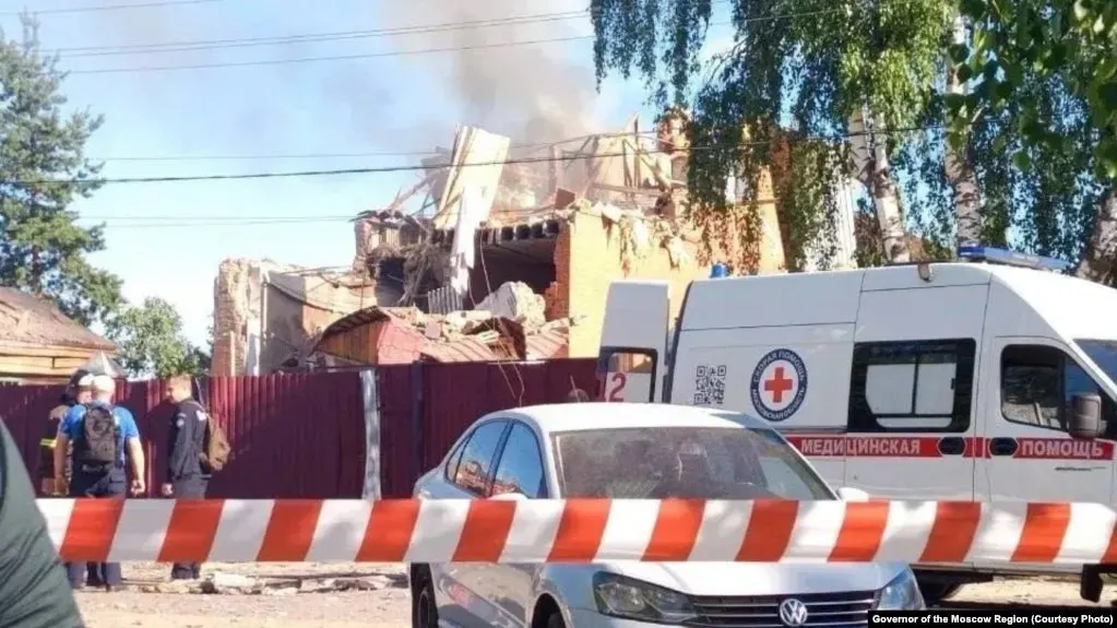 В результате удара беспилотника в Егорьевске под завалами оказались четверо, один ребёнок скончался по дороге в больницу. По стране силы ПВО заявляют об уничтожении сотен дронов за ночь.