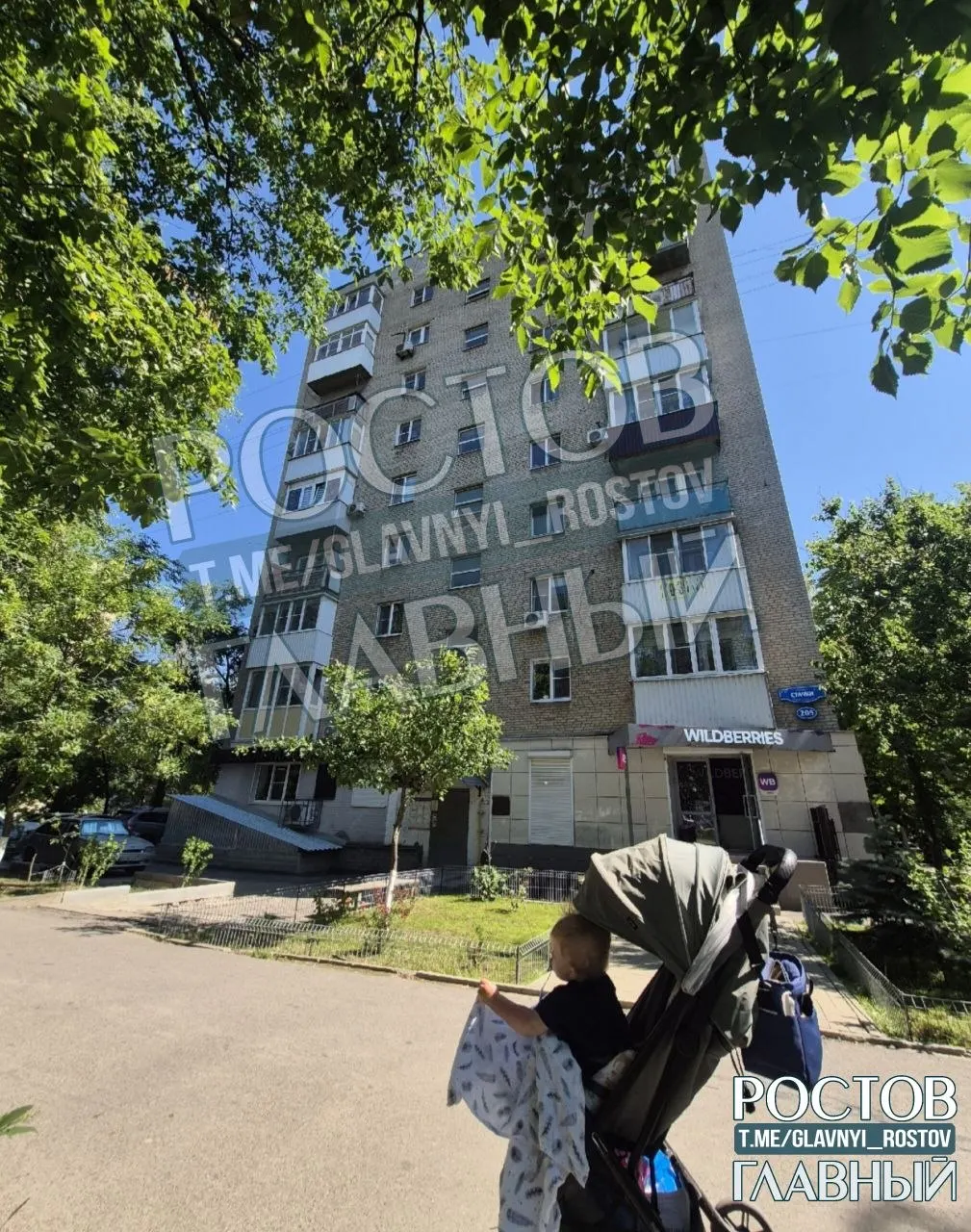 В доме на проспекте Стачки, 205 лифт не работает более года после ремонтных работ фундамента. Жильцы говорят, что обращения игнорируют: в бюджете «нет денег», а с колясками и в жару подниматься на 7-й этаж стало невыносимо.