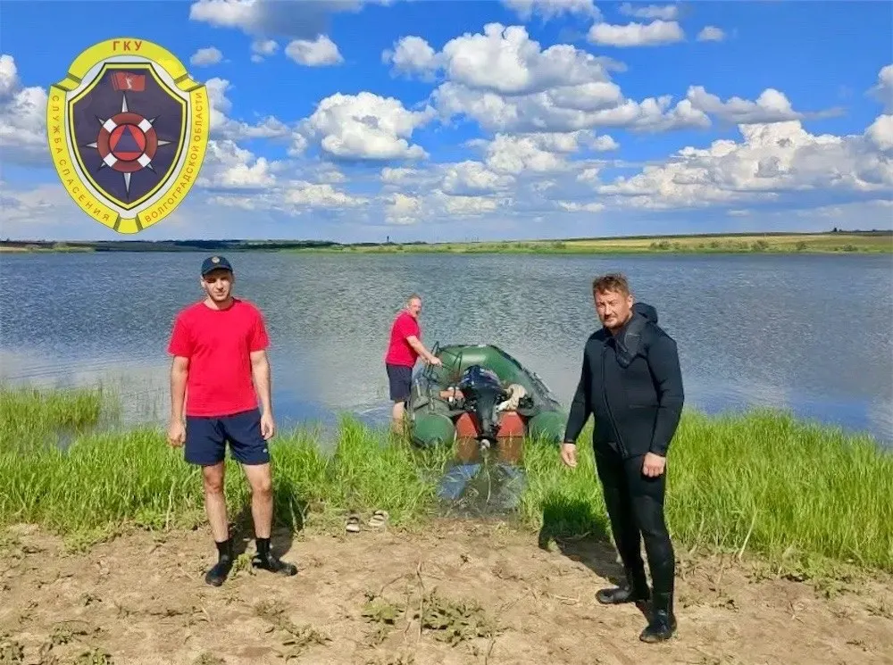 В Волгоградской области после переворачивания лодки во время рыбалки найдено тело 64‑летнего мужчины; его извлекли водолазы и передали правоохранителям.