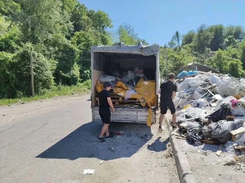 Мужчину задержали после того, как он выбросил строительный мусор рядом с контейнерами — полицейские составили протокол, ему грозит административный штраф.
