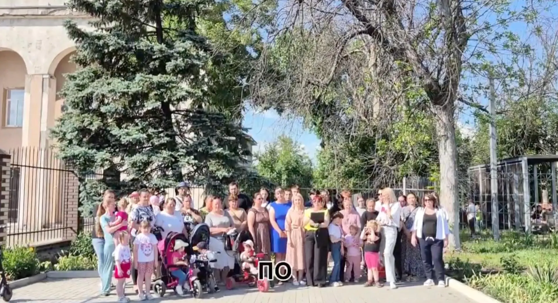 В Гуково в ходе «оптимизации» закрывается детский сад «Родничок». Родителям предлагают возить детей в другие районы, но редкий транспорт и отсутствие льготного проезда могут лишить малышей возможности посещать сад.