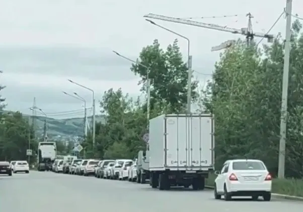В ряде субъектов — от Бурятии до Тверской и Хабаровского краев — вводят ограничения на продажу топлива: лимит на бензин и дизель объясняют логистическими сложностями и ажиотажным спросом после повреждений НПЗ.