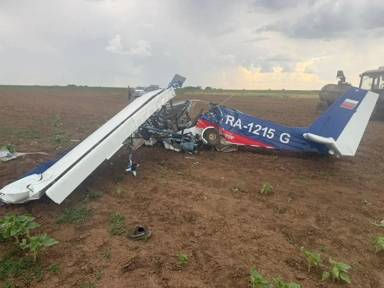 Транспортная прокуратура начала проверку после падения самолёта в Волгоградской области; на кадрах заметны серьёзные повреждения кабины и крыльев.