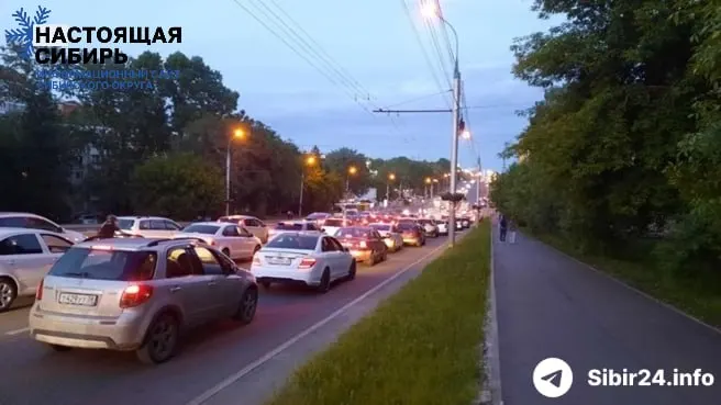Серьёзные ограничения на АЗС и очереди по 8–9 часов — после ряда регионов критическая ситуация развернулась в Иркутске. Региональные власти просят помощи у федералов, водители ночуют в машинах.