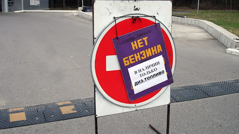 Ночью и утром 3 июня топливо всех марок в Севастополе отпускают только оперативным службам. Ограничения связаны с общим топливным кризисом после ударов по переработке и логистике: загрузка НПЗ сократилась, предложение бензина упало, правительство запретило его экспорт.