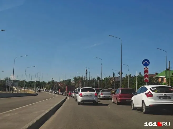 На Вавилова ограничили движение: сначала перекрыли две полосы, первый этап завершат 22 июля. Затем закроют оставшиеся полосы для прокладки сетей, освещения и ливнёвки. Водителям советуют готовиться к пробкам.