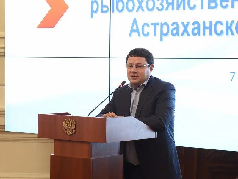 Владелец магазина в Астрахани связал массовое отравление продукции, в результате которого скончалась женщина, с давлением со стороны городской администрации. По его словам, сотрудников компании везут на допрос в Следственный комитет.
