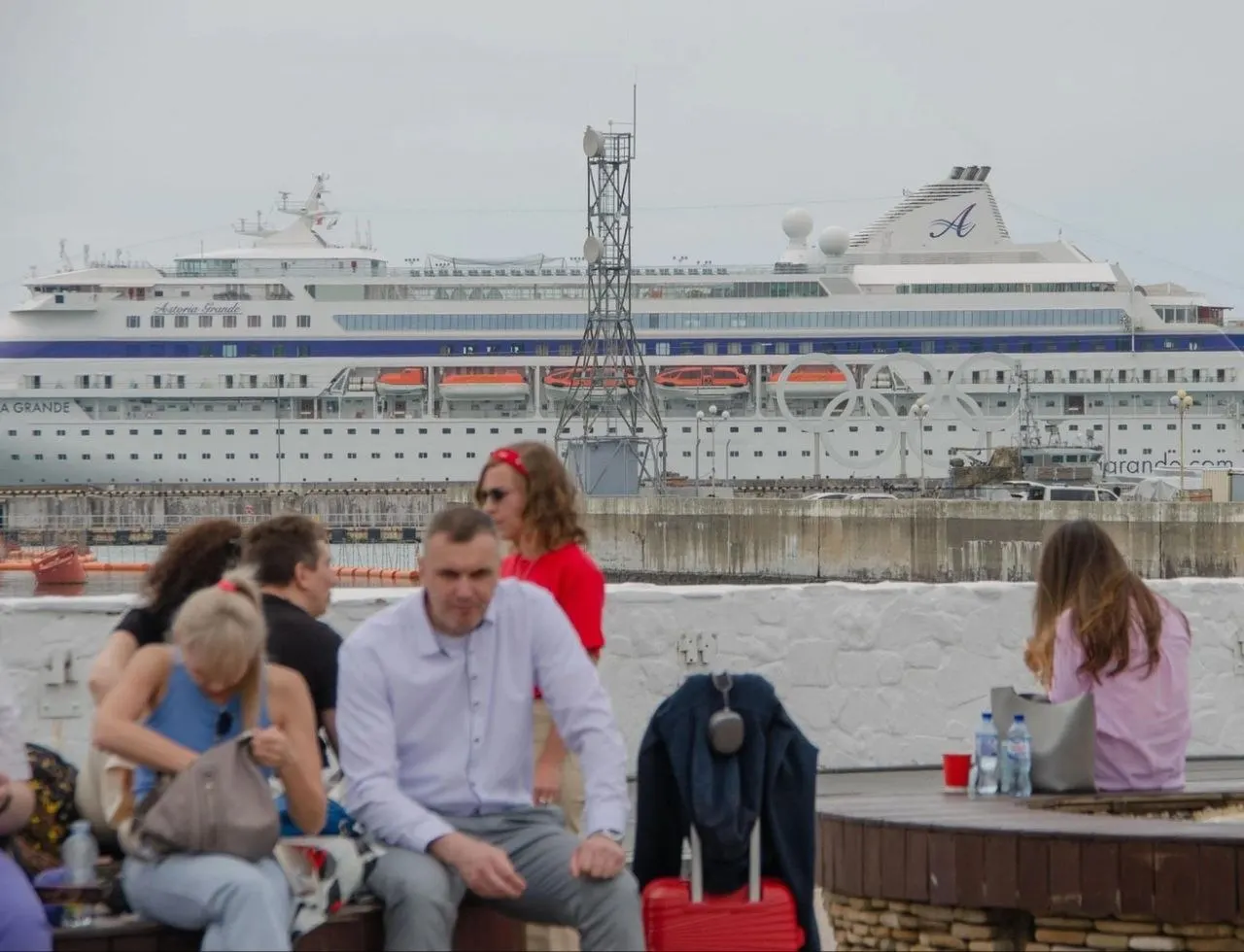 К курортному сезону в Сочи работают 59 санаториев и около 2 100 объектов размещения — суммарно примерно 142 000 койко‑мест; пляжная полоса города достигает 40 километров.